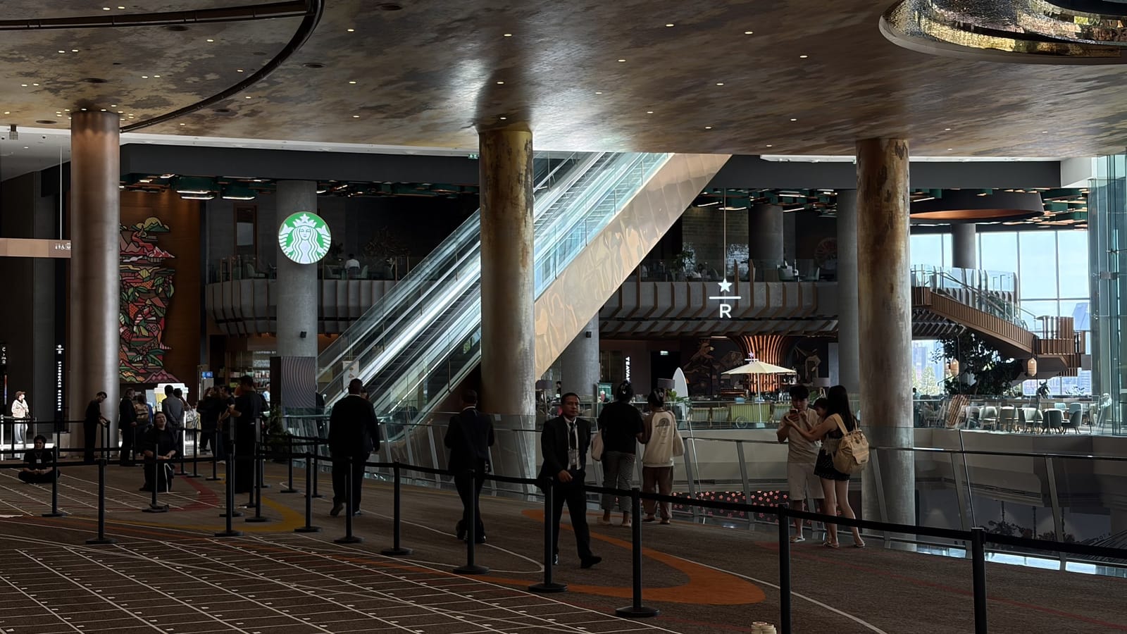 モールの通路から見た店舗の遠景