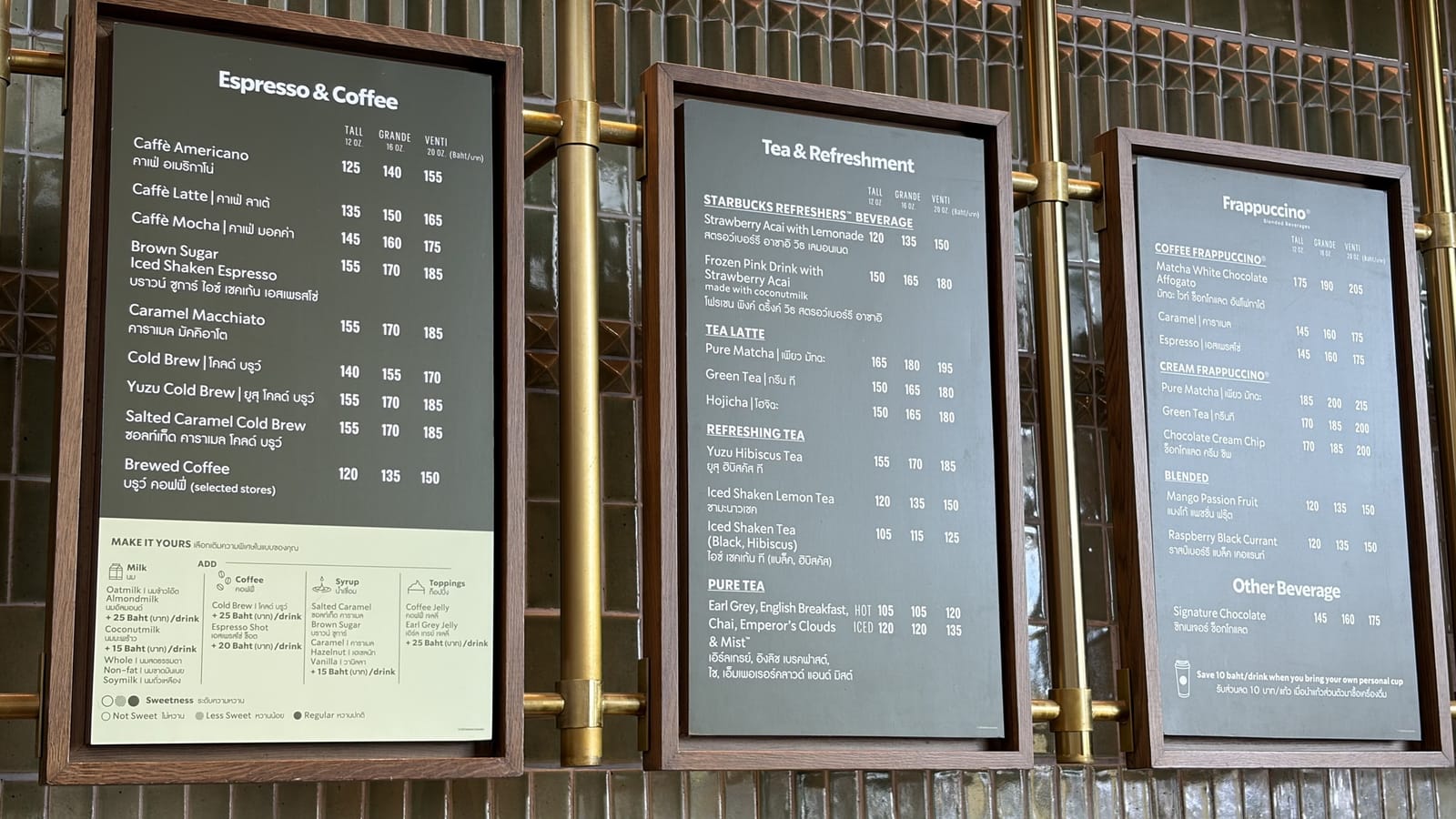 壁に掛けられた3枚のメニューボード。Espresso & Coffee、Tea & Refreshment、Frappuccino に分かれている