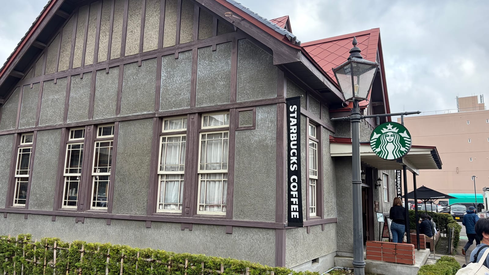 建物入口付近。STARBUCKS COFFEEの看板とスタバのロゴが歴史的な外壁に馴染んでいる