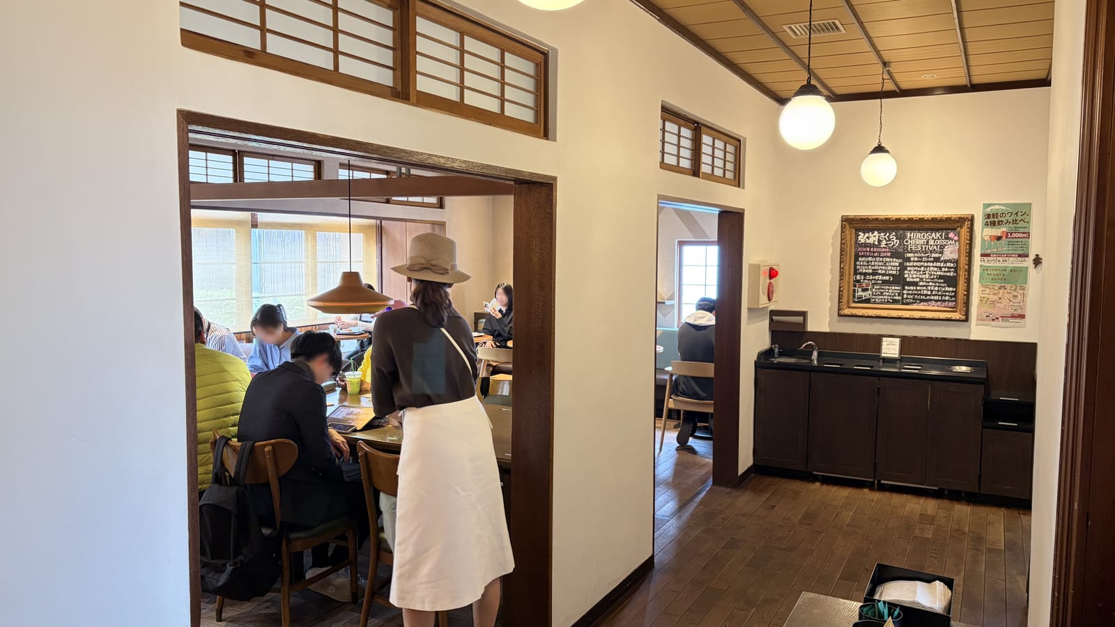 座席エリア。欄間のある和室風の部屋にテーブル席とソファ席が並ぶ