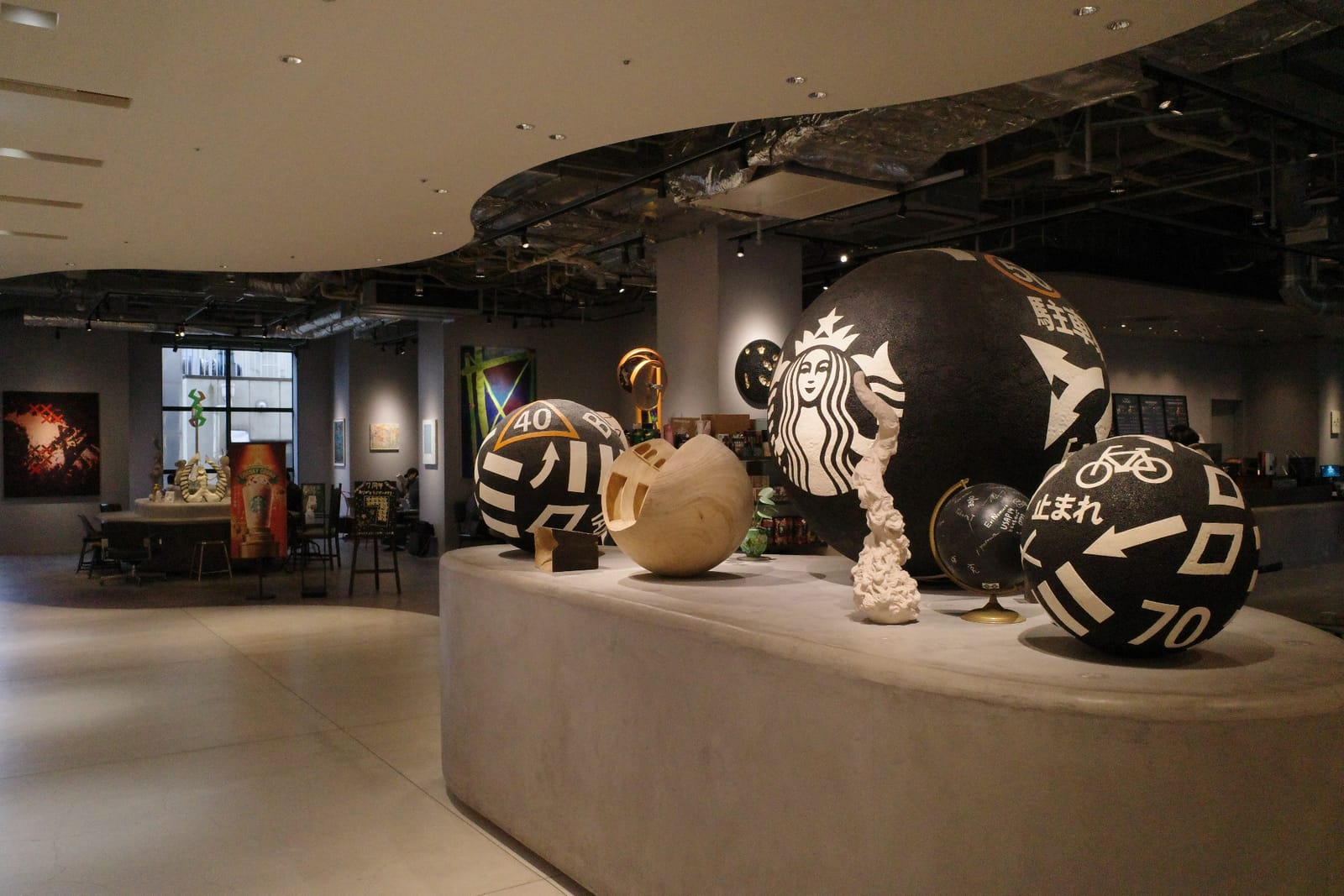 店内のシンボル的な作品。サイレンロゴと道路標識を組み合わせた巨大な球体のアート