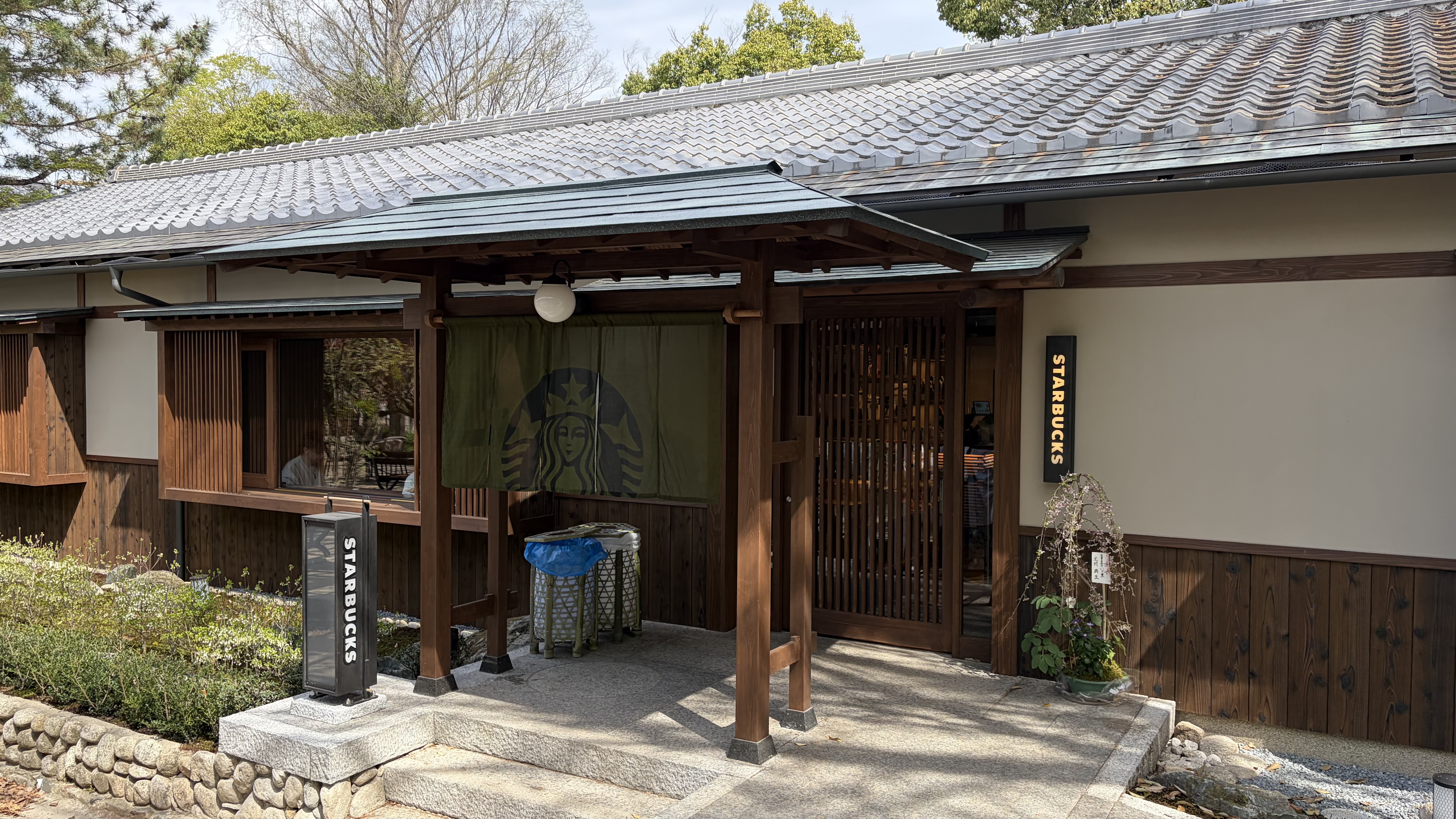 入口。藤棚の下を通ってのれんをくぐる。日本家屋の佇まいがそのまま生かされている