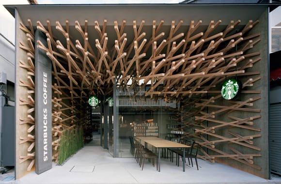 太宰府天満宮表参道店 ─ 隈研吾デザインの木組み構造（出典: スターバックス コーヒー ジャパン公式）