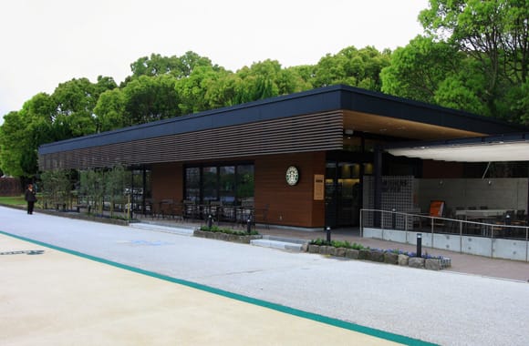 福岡大濠公園店 ─ 大濠公園内、環境に配慮したコミュニティ空間（出典: スターバックス コーヒー ジャパン公式）