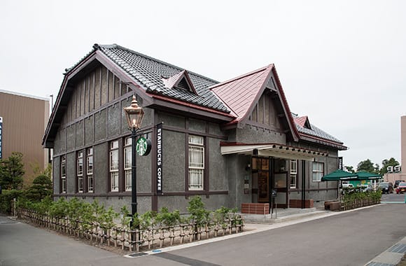 弘前公園前店の外観 ─ 登録有形文化財「旧第八師団長官舎」を活用（出典: スターバックス コーヒー ジャパン公式）