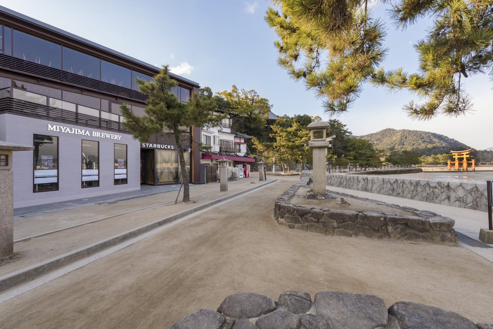 厳島表参道店 ─ 世界遺産・厳島神社の表参道（出典: スターバックス コーヒー ジャパン公式）