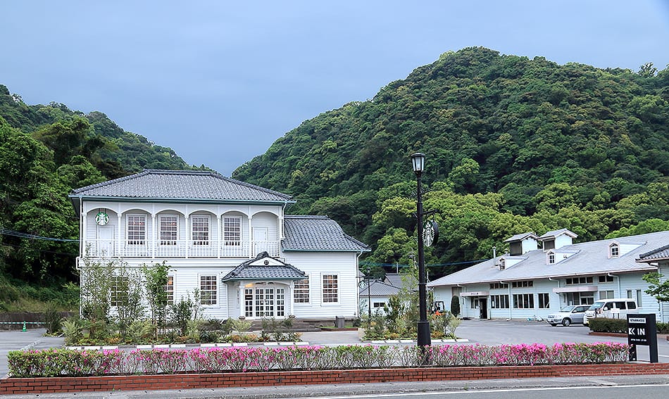 鹿児島仙巌園店 ─ 名勝・仙巌園の庭園内に立地（出典: スターバックス コーヒー ジャパン公式）