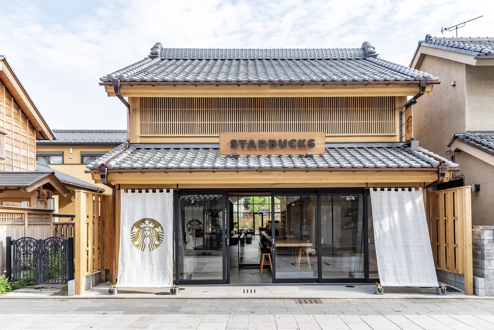 川越鐘つき通り店 ─ 蔵造りの町並みに溶け込む外観（出典: スターバックス コーヒー ジャパン公式）