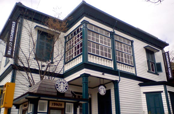神戸北野異人館店 ─ 登録有形文化財の2階建て洋館（出典: スターバックス コーヒー ジャパン公式）