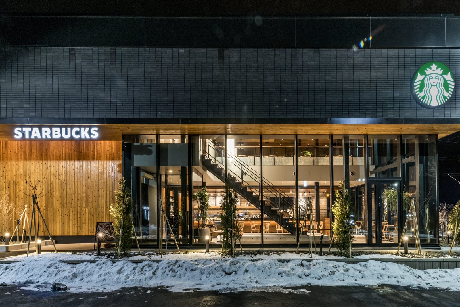 釧路鶴見橋店の外観 ─ 釧路川沿いに佇む地域ランドマーク（出典: スターバックス コーヒー ジャパン公式）