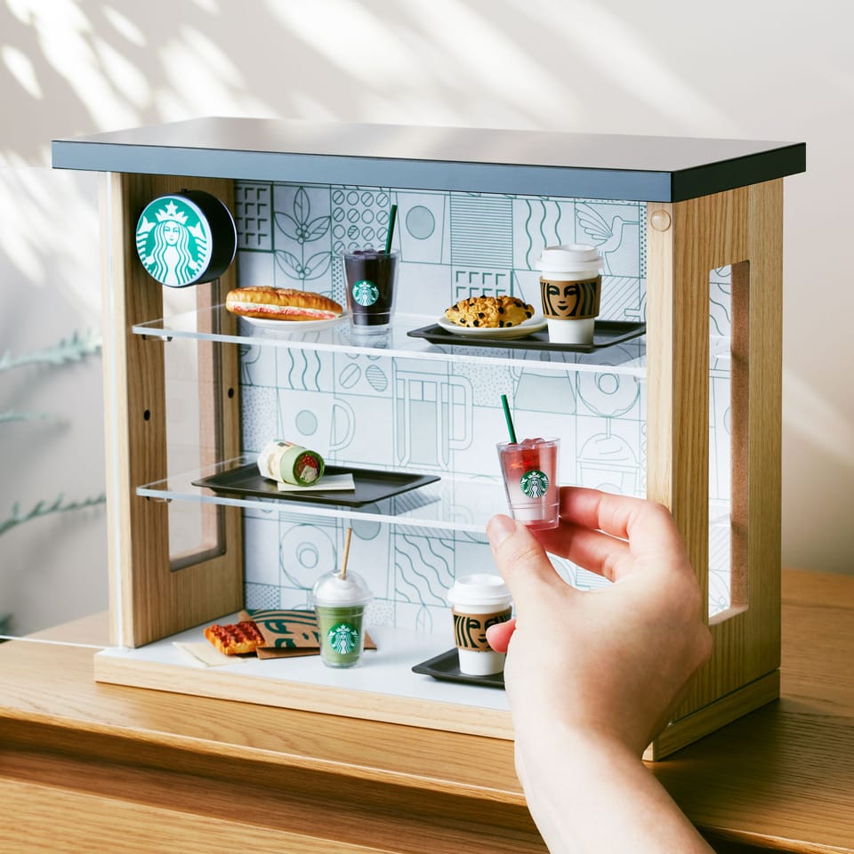 ミニチュアフラペチーノをコレクションラックに並べる手元カット