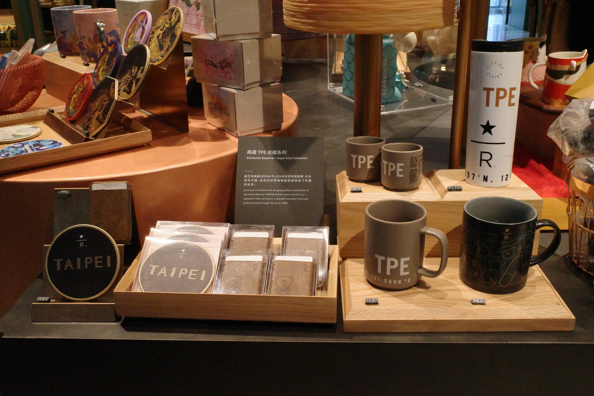 Reserve Taipei City Collection のマグ・タンブラー・コースター。TPE と座標表示、TAIPEI のロゴが並ぶ